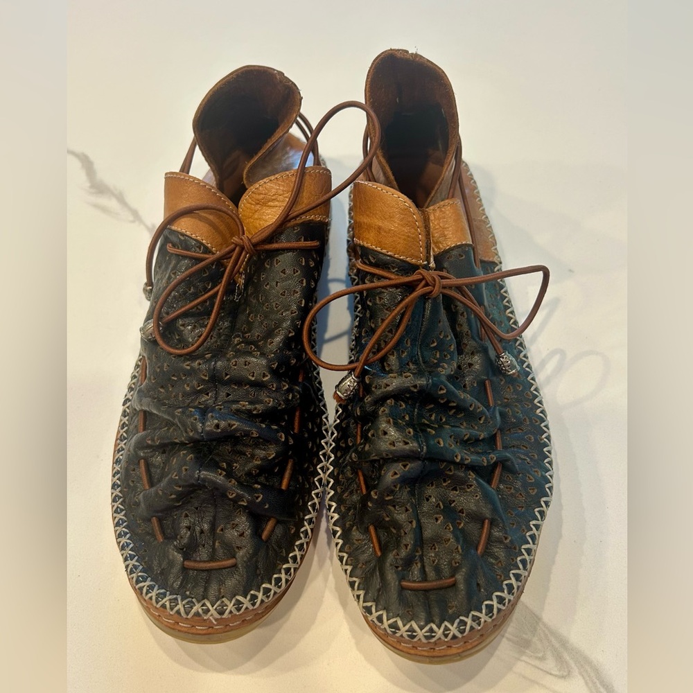 Manitu buttery leather women’s moccasins.  Black. Sz 9 New
